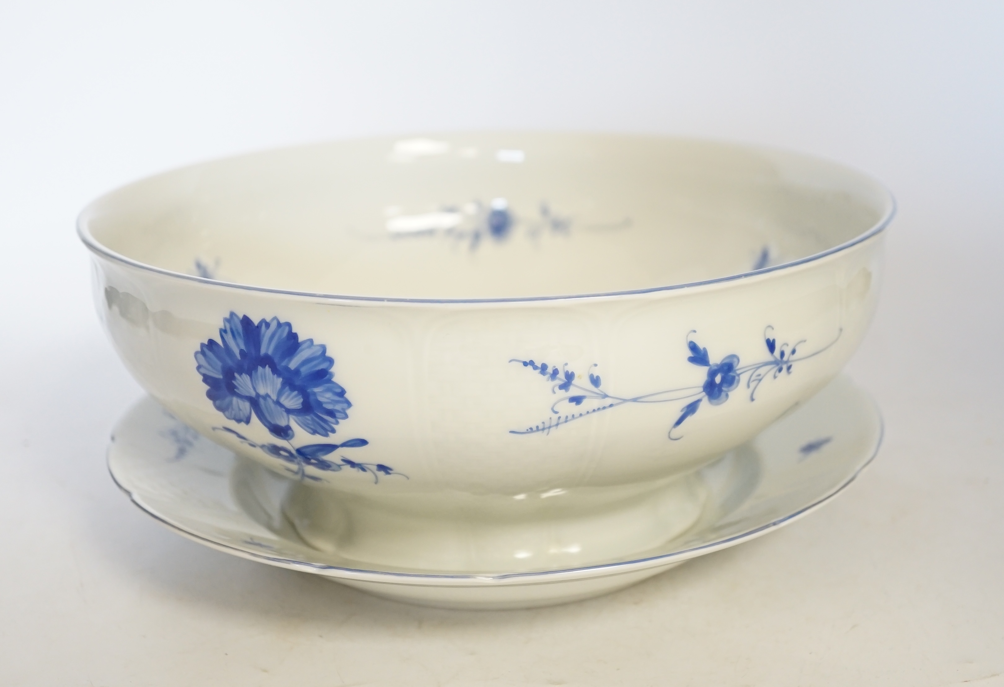 A Chantilly blue and white floral dinner service